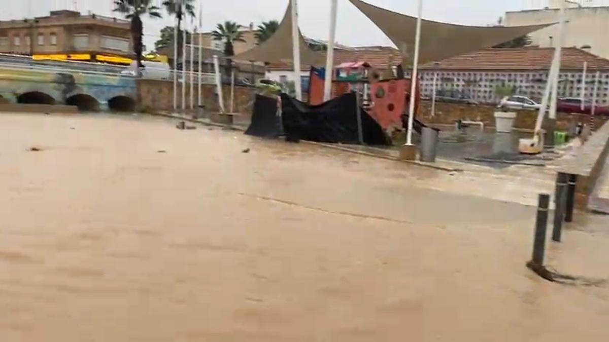 Así llega el agua de las lluvias hasta el Mar Menor en Los Alcázares