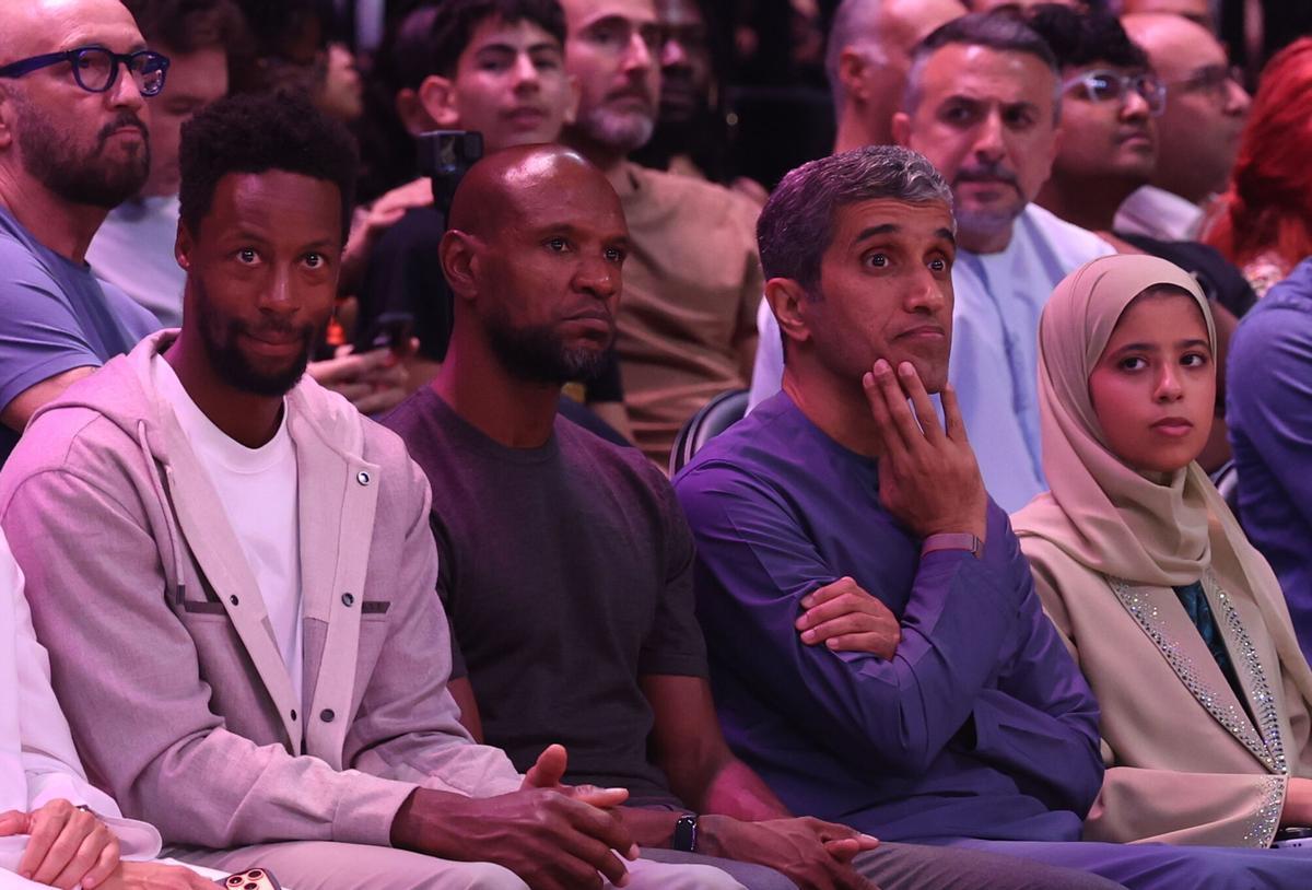 El tenista francés Gael Monfils junto al exfutboista del Barça Eric Abidal, entre el público que presenció el Dubai-Barça.