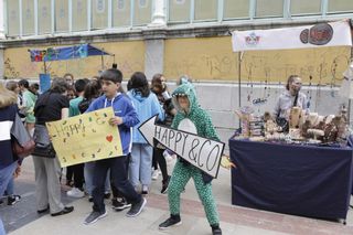 Un gran mercadillo con "pequeños" comerciantes: Las cooperativas escolares de Oviedo llenan de vida el mercado del Fontán