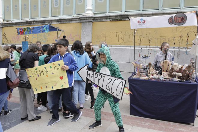 Los "empresarios" escolares estrenan el mercadillo de sus cooperativas en el Fontán