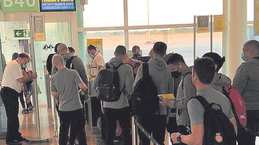 El Girona ahir a la porta d’embarcament per agafar l’avió.