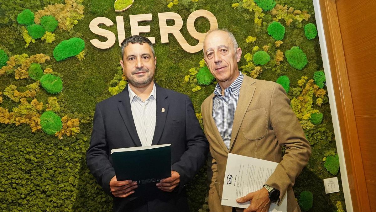 Los concejales Javier Rodríguez y Jesús Abad, en el Ayuntamiento de Siero, tras presentar el anuncio de la adjudicación de las obras.