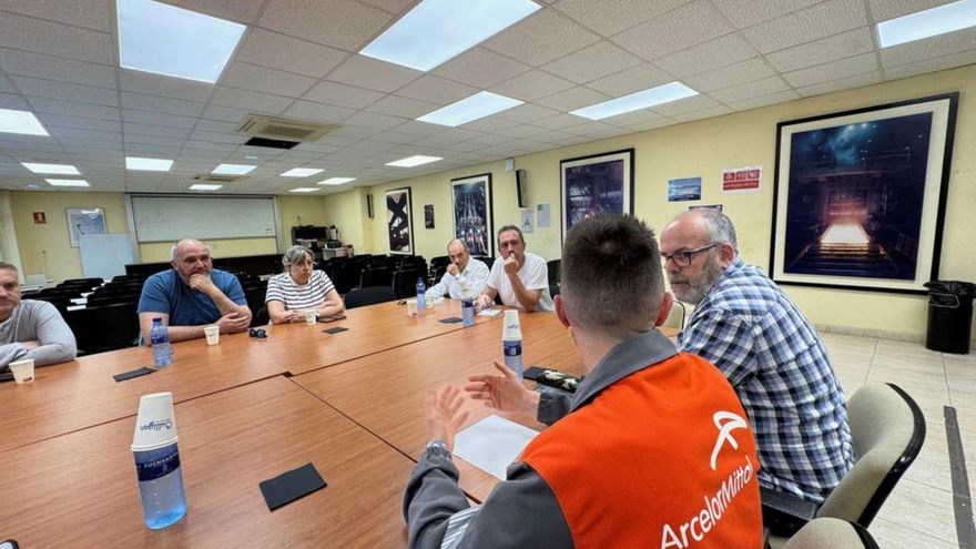 Zapico, al fondo a la derecha, escucha a los trabajadores de Arcelor. |