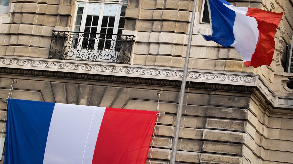 Banderas de Francia durante un acto en París.