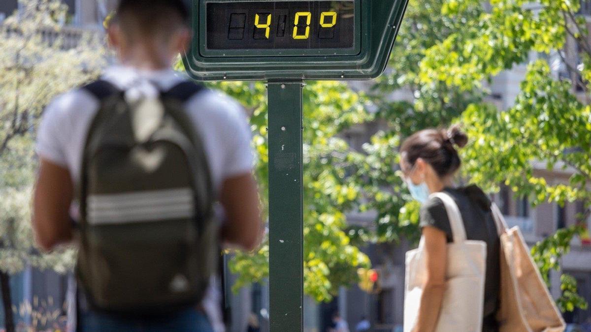 Un termómetro exterior marca 40º.