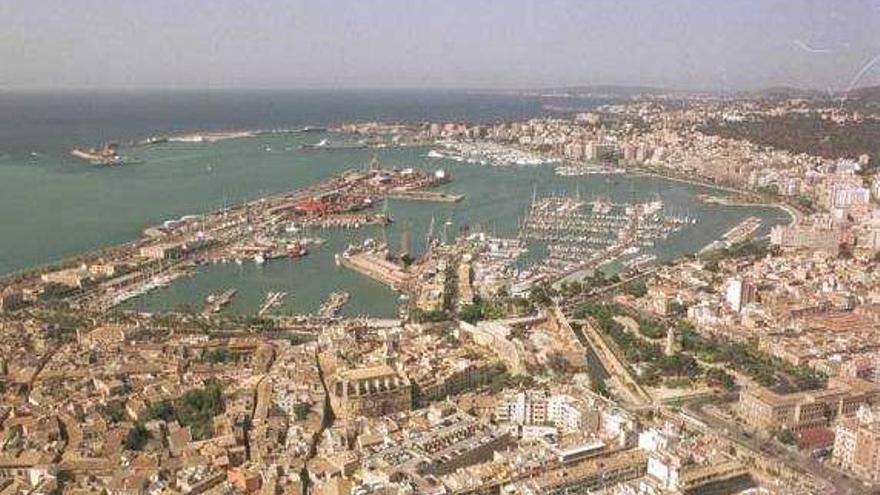 Imagen aérea del casco antiguo y del puerto de Palma.