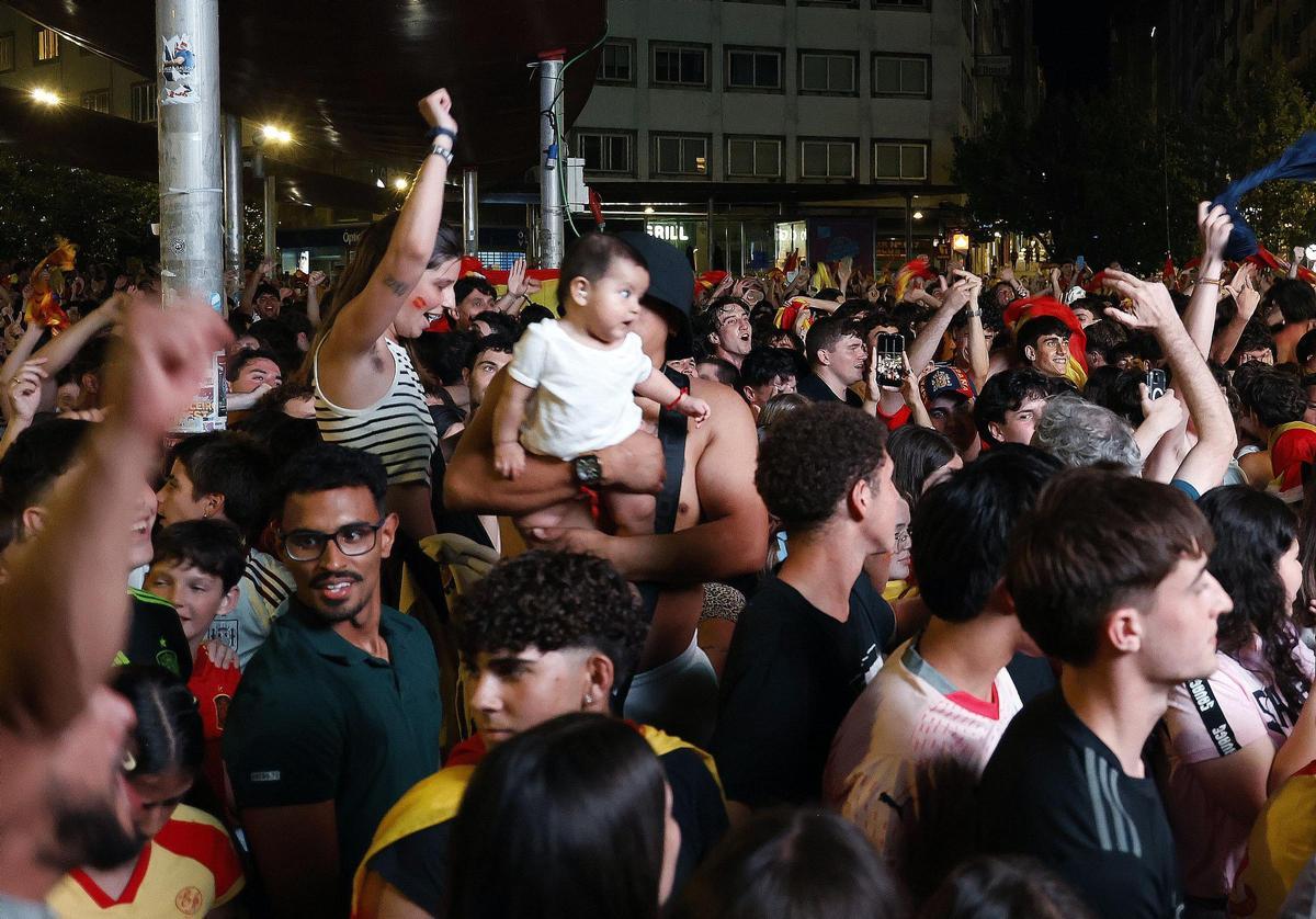 Los compostelanos vibran con La Roja