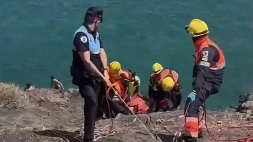 El complicado rescate de un menor que se cayó en una zona de rocas en Arrecife