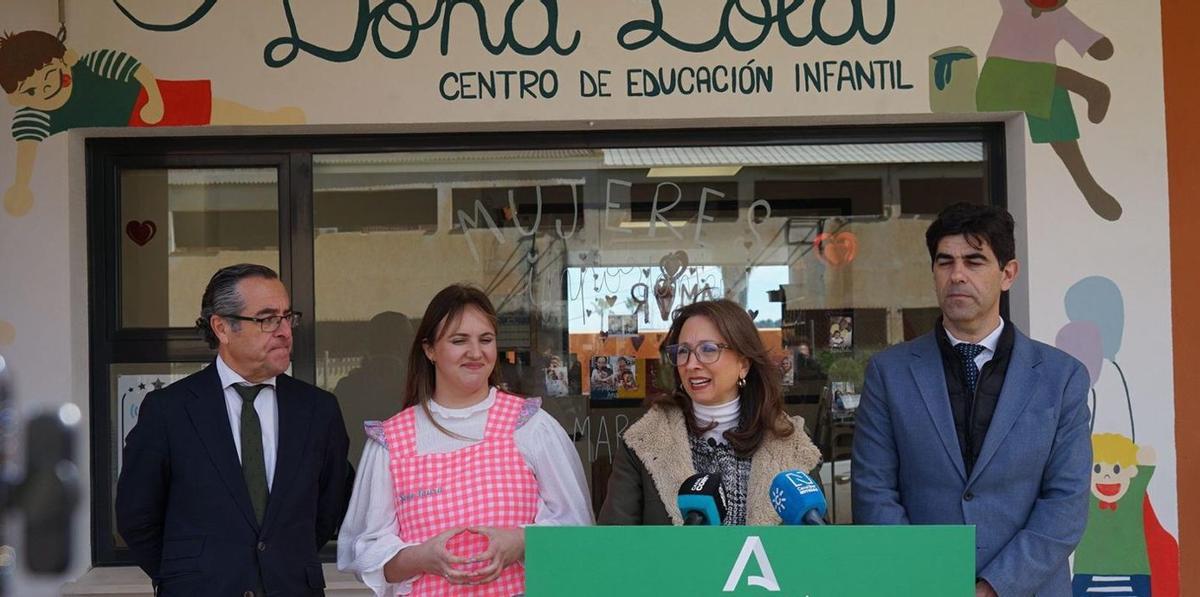 Patricia Navarro, junto al delegado de Educación, el alcalde de Coín y la directora del centro Doña Lola