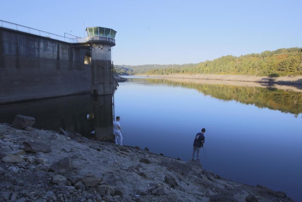 El embalse de Eiras perdió desde julio el 40,5% de su volumen de agua, pero todavía permanece por encima de sus mínimos históricos registrados en 2011.