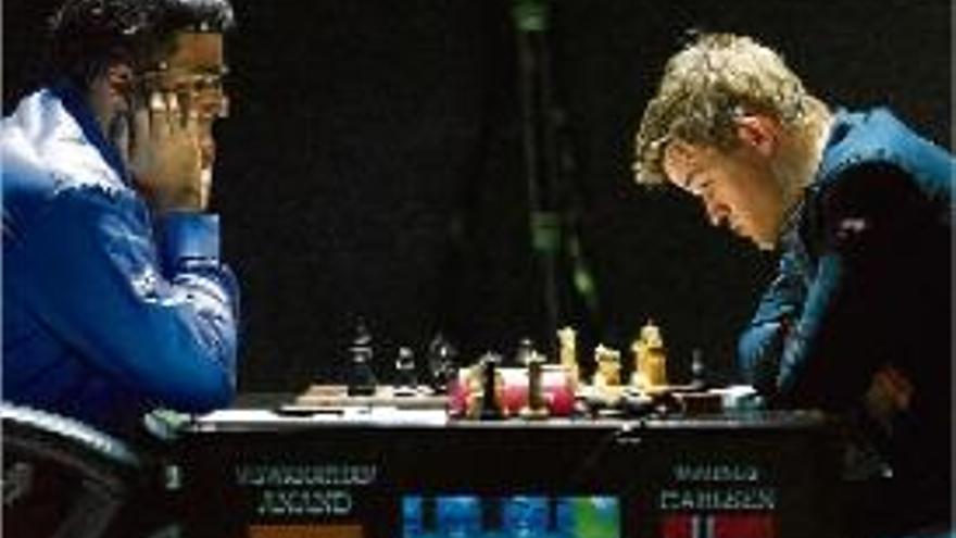 Carlsen, en plena concentració durant el seu torn