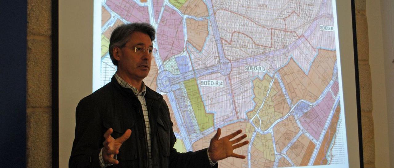 José Antonio Cacabelos recorrió todos los lugares del municipio para explicar el PXOM. |  // FDV