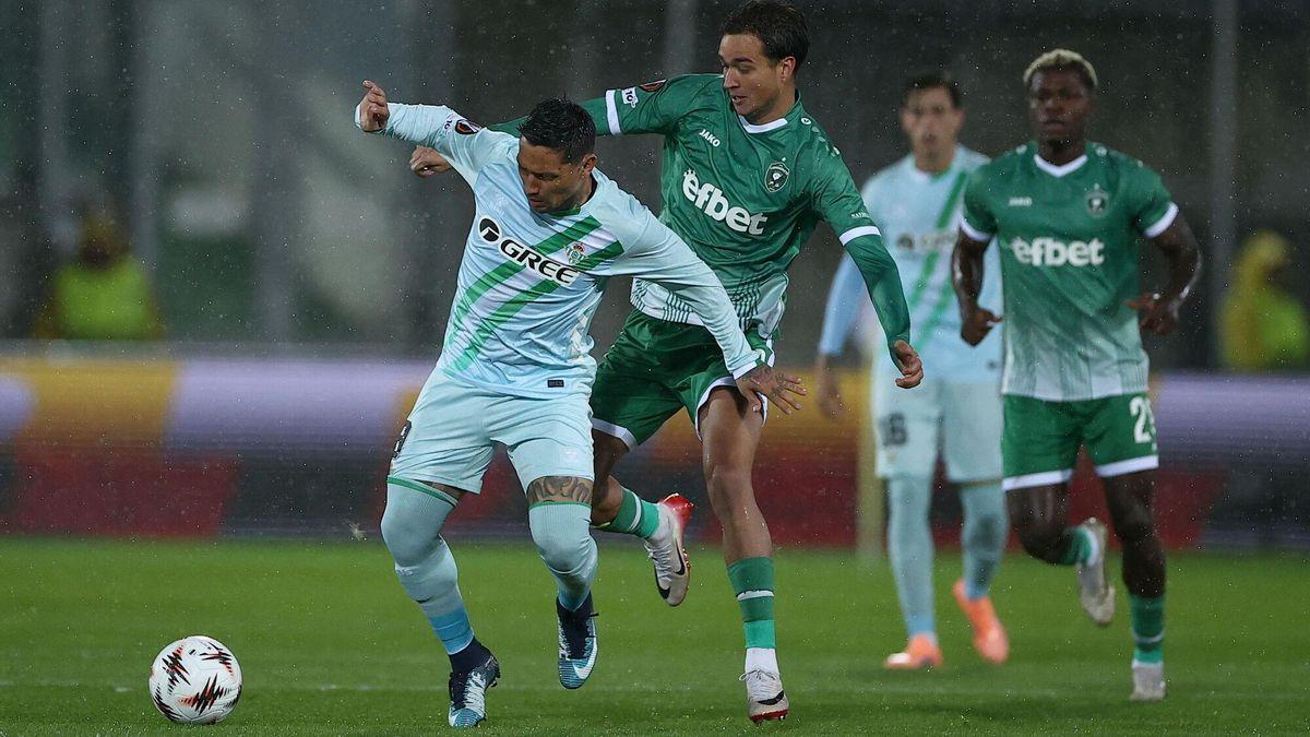 Chimy Ávila, del Betis, en acción durante el partido de la fase de grupos de la UEFA Europa League entre el PFC Ludogorets Razgrad y el Real Betis Balompié, en Razgrad, Bulgaria.