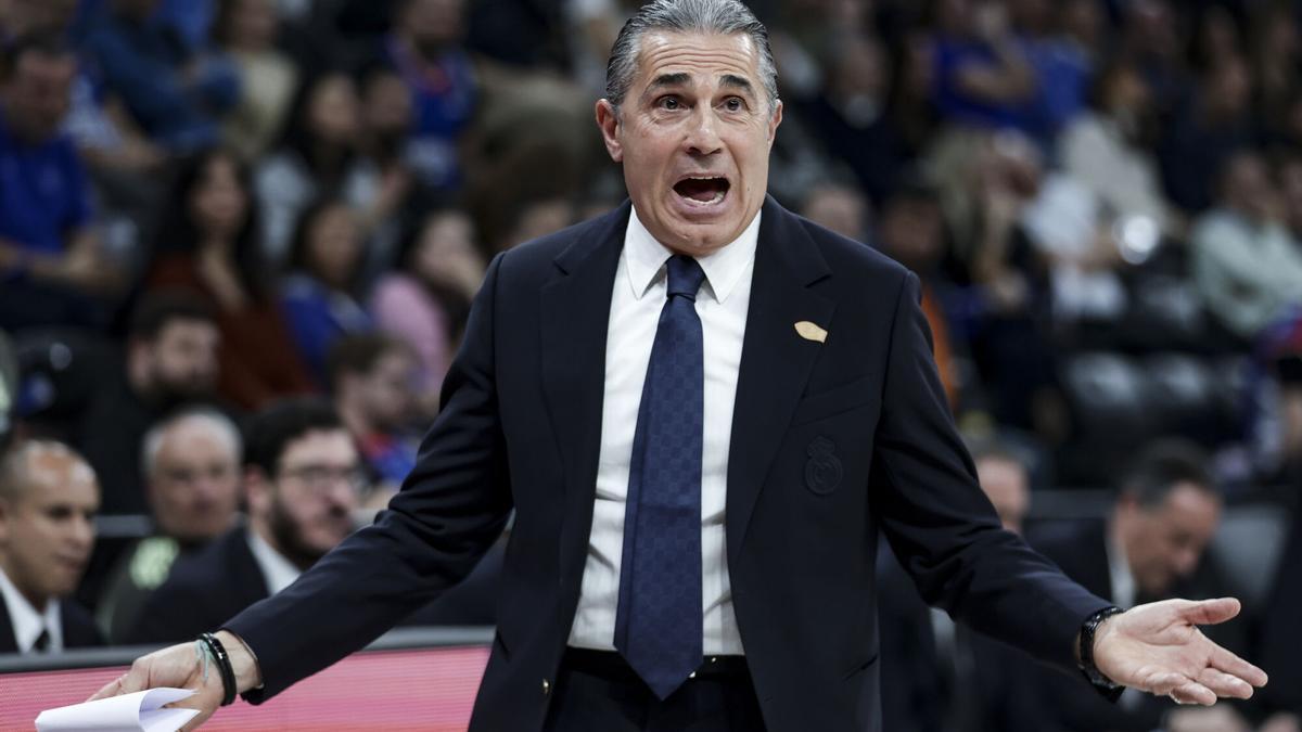 El entrenador del Real Madrid, Sergio Scariolo, durante el partido ante el Anadolu Efes