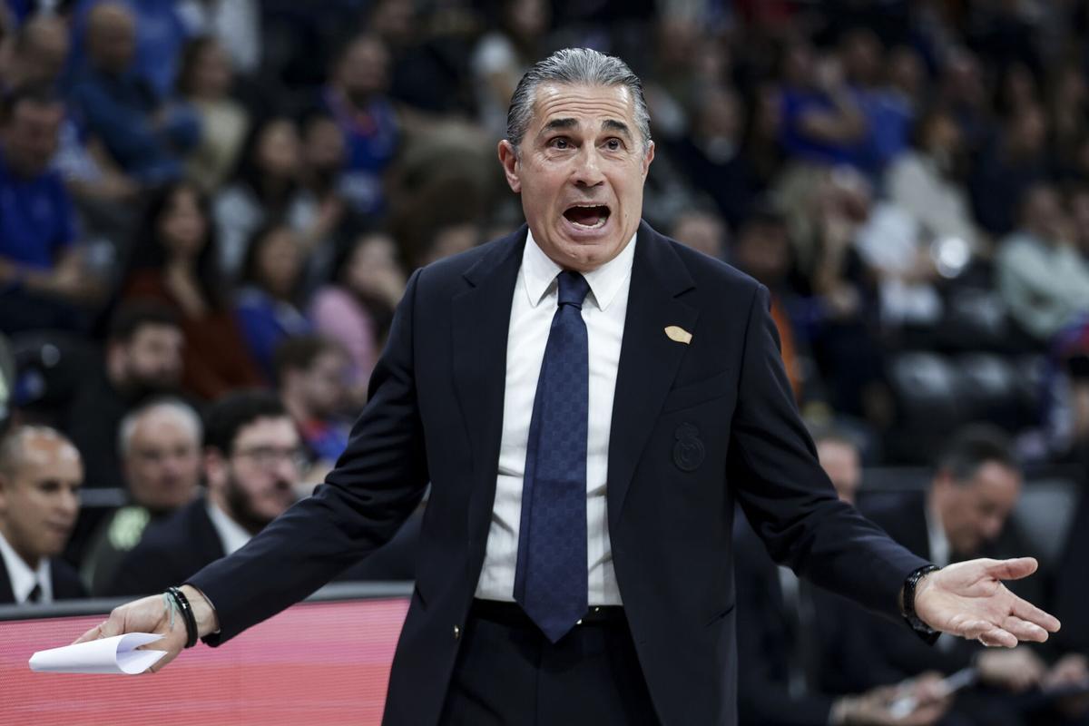 El entrenador del Real Madrid, Sergio Scariolo, durante el partido ante el Anadolu Efes