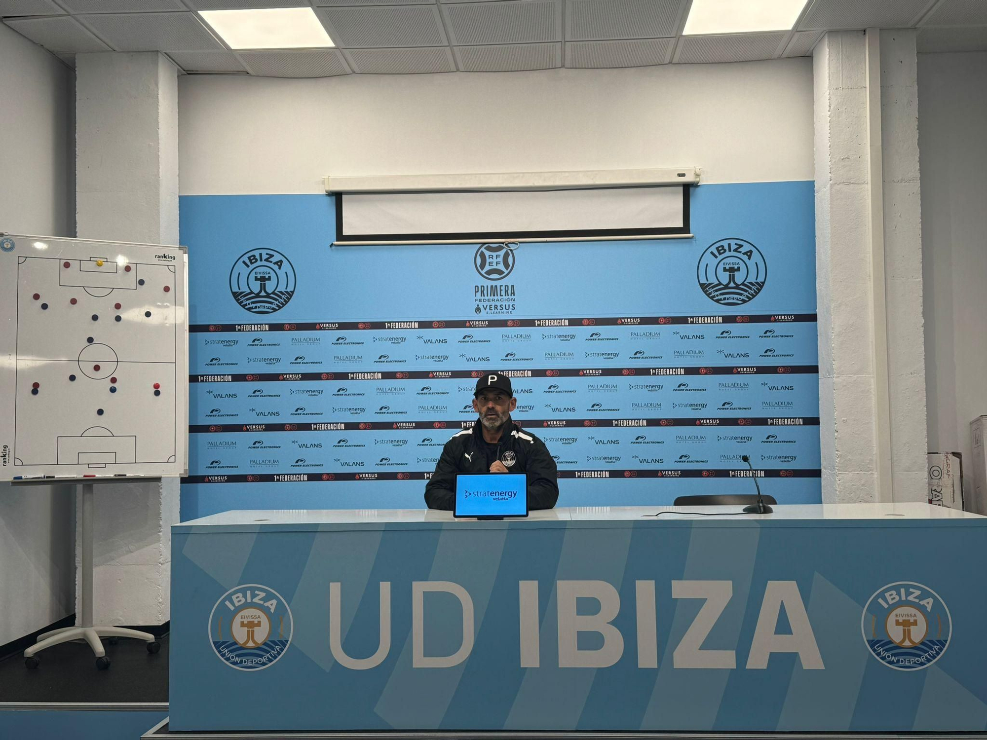 Imagen de Paco Jémez en la rueda de prensa