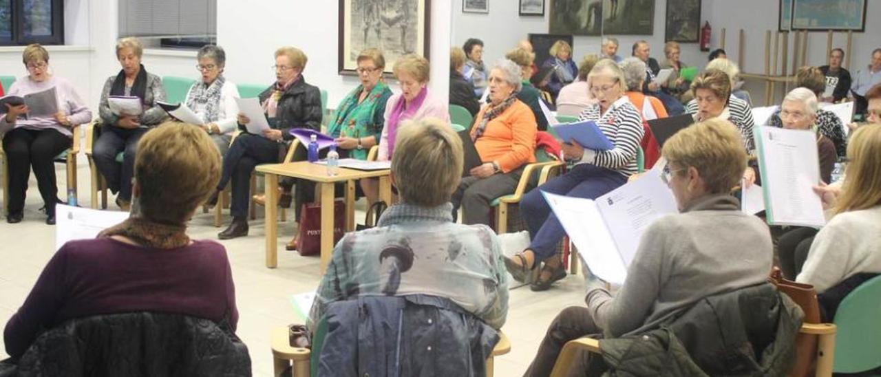 Asistentes al curso sobre el cancionero candasín.