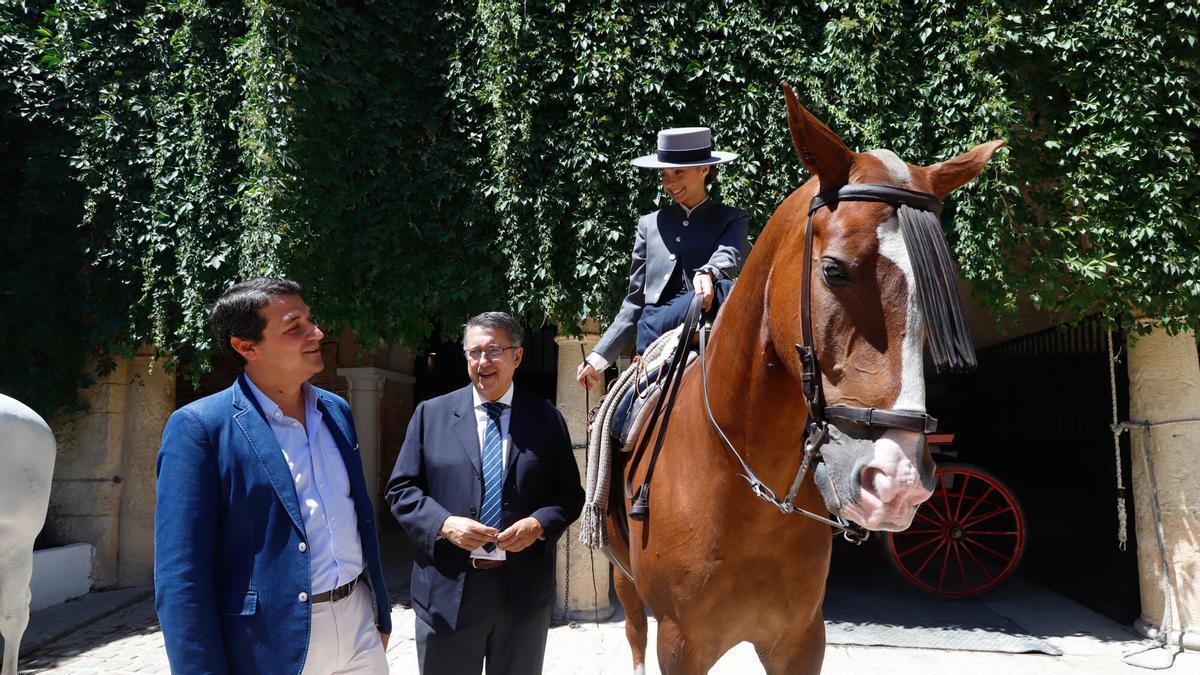 El alcalde de Córdoba, José María Bellido, y el presidente de Córdoba Ecuestre, en Caballerizas Reales, durante la presentación de una edición de Cabalcor de los últimos años, en una imagen de archivo.