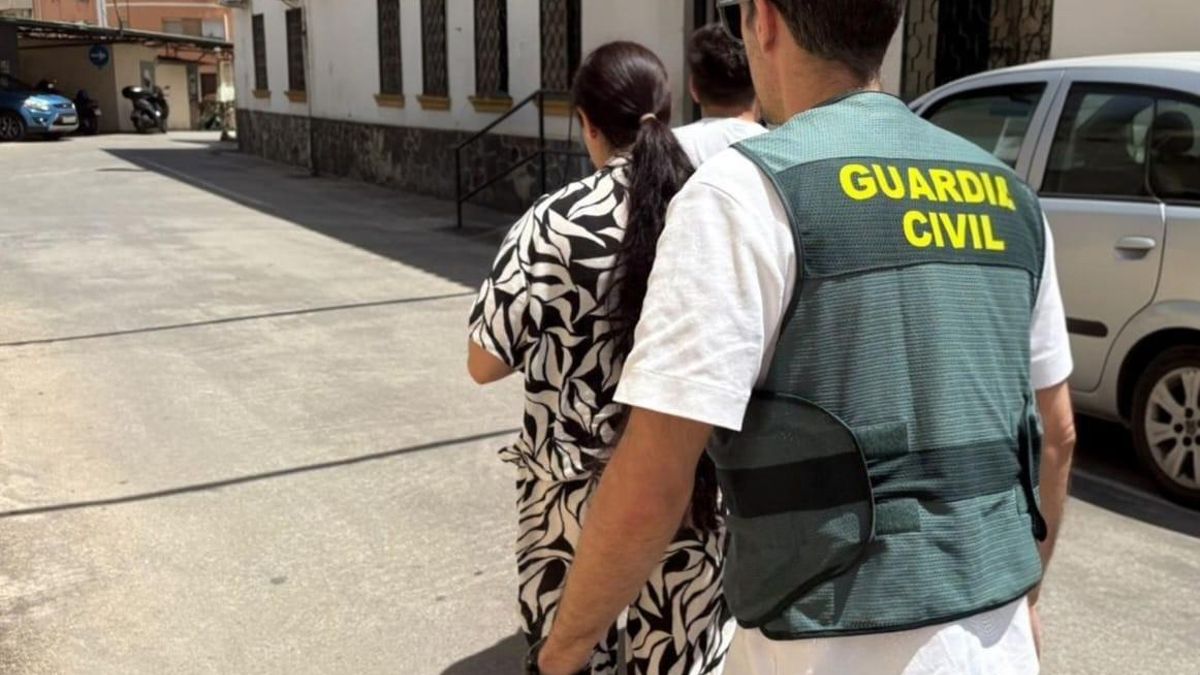 Agentes de la Guardia Civil con la vecina de Badalona detenida por robar yoyas