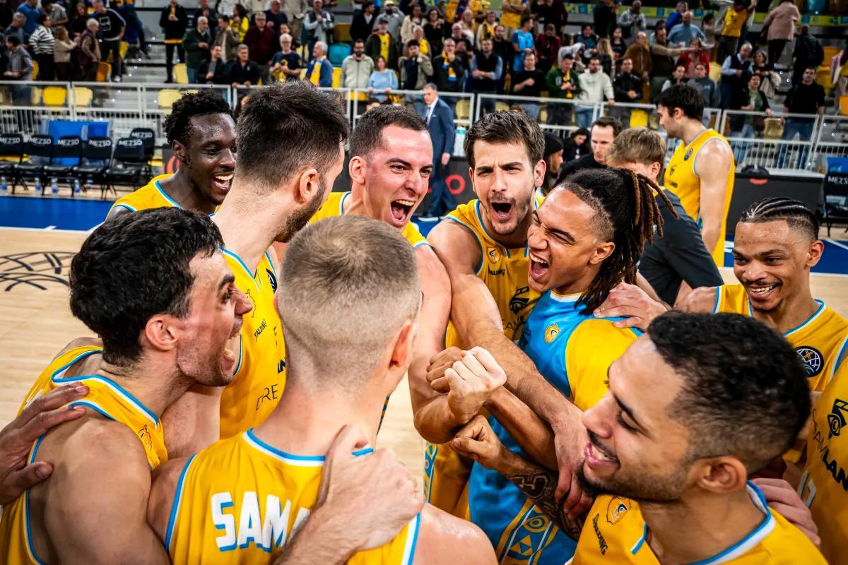 Los jugadores del Granca celebran la victoria ante el Canarias sobre la pista del Arena.