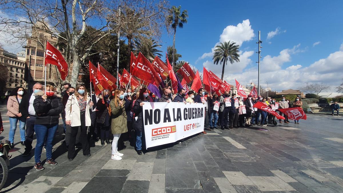 Los sindicatos UGT y CCOO se han concentrado esta mañana en contra de la invasión rusa en Ucrania.