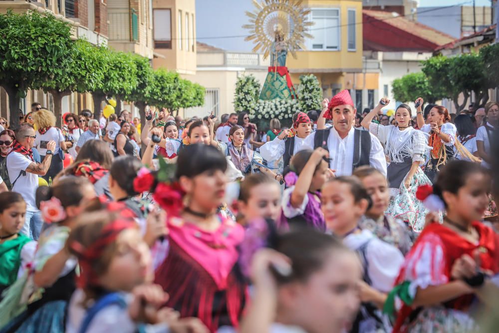 Benejúzar ha acogido el traslado de la patrona desde su santuario y un acto de homenaje a la Señera, en el día de la Comunidad Valenciana