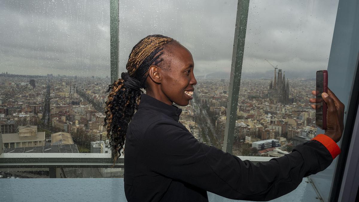 La atleta Selly Chepyego en el mirador de la torre Glòries antes de la presentación de la maratón de Barcelona que se disputa el próximo domingo. Fotografía de Jordi Cotrina