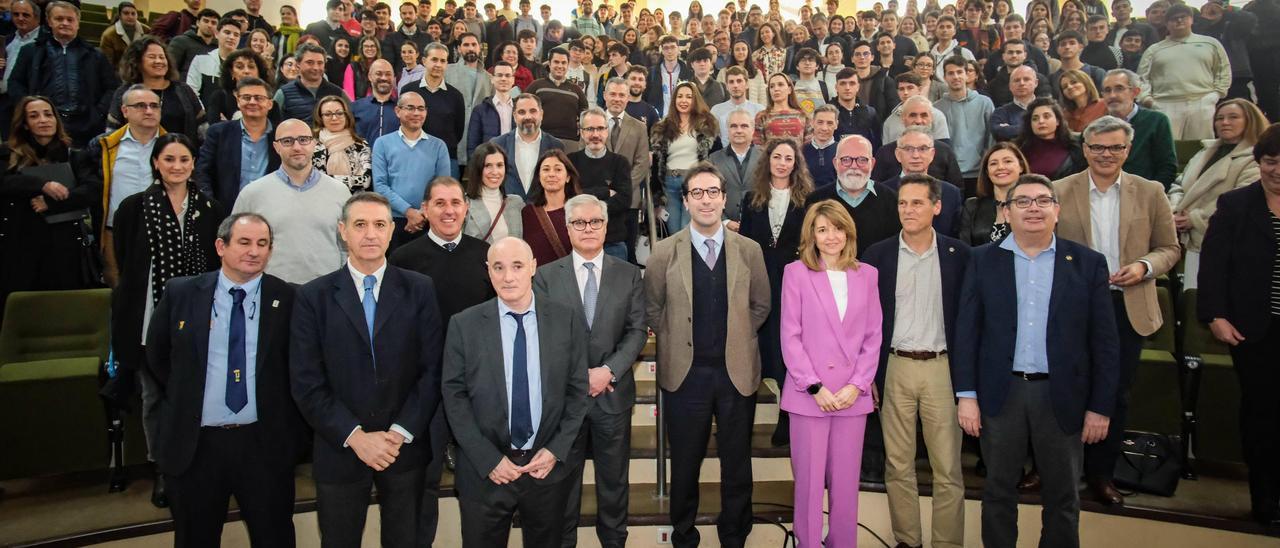 Carlos Cuerpo en su facultad en Badajoz, donde ha sido aclamado por los alumnos.