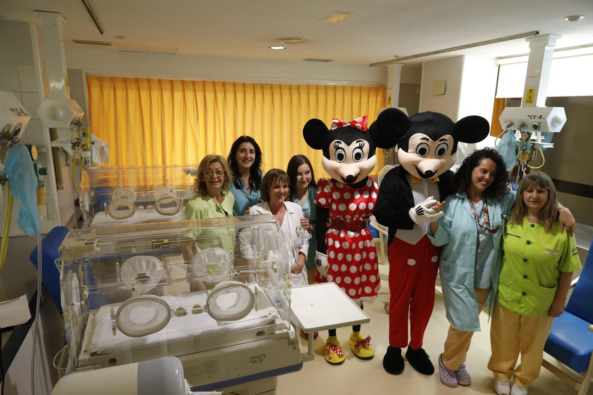Así fue la visita de Mickey y Minnie Mouse al Hospital de Cabueñes (en imágenes)