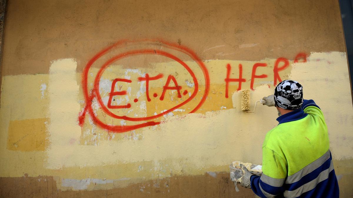 Imagen de archivo de un operario que borra un grafiti sobre ETA, en Guernica (Vizcaya).