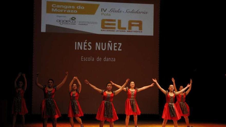 Alumnas de la Escuela de Danza Inés Núñez durante la actuación. // Santos Álvarez