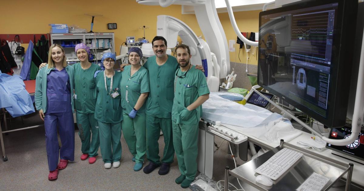 Equipo que aplica el procedimiento antiarritmias en el Hospital de Cabueñes. Desde la izquierda,  Lidia Gómez, técnica del navegador; Sara Castro, Emma Fernández y Laura Bastián, enfermeras;  Ignacio Cortina, anestesiólogo, y Diego Pérez, coordinador de la Unidad de Arritmias. | juan plaza