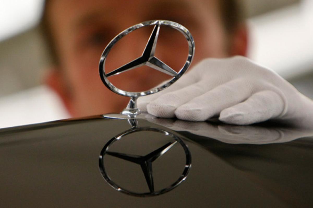 Un operari repara l’estrella d’un mercedes a la factoria Daimler AG de Sindelfingen, al sud d’Alemanya.