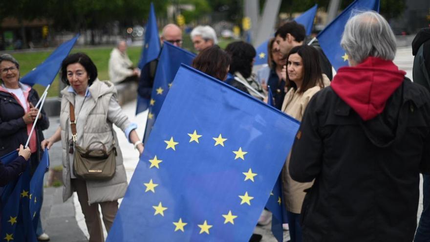 En imágenes | Concentración para reclamar la colocación de una bandera de Europa en la plaza Europa de Zaragoza