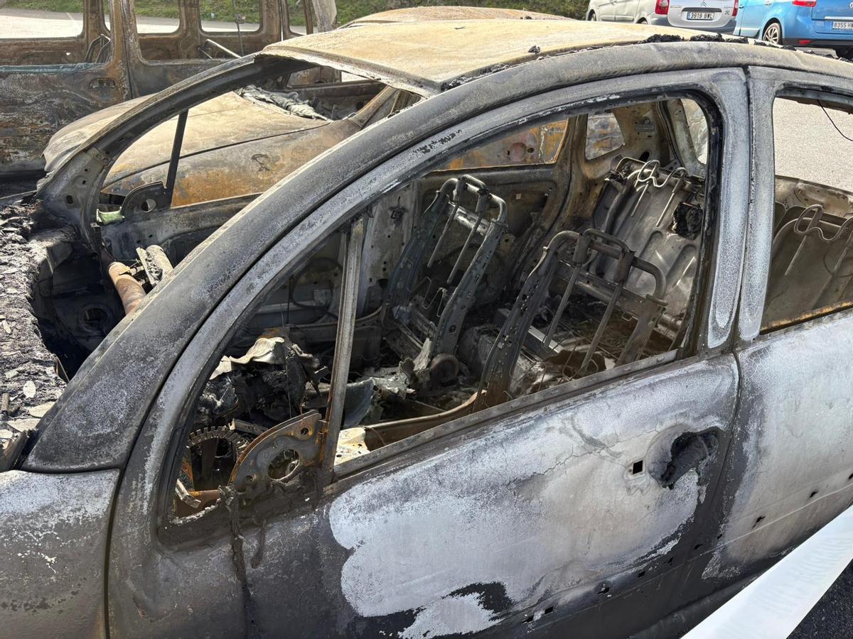 El fuego devoró por completo los vehículos