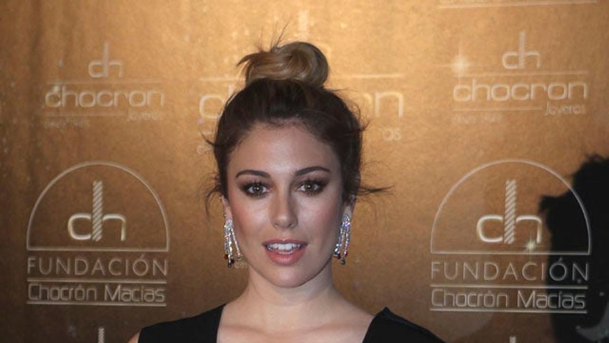 Blanca Suárez en la fiesta de Chocrón con vestido negro y escote geométrico