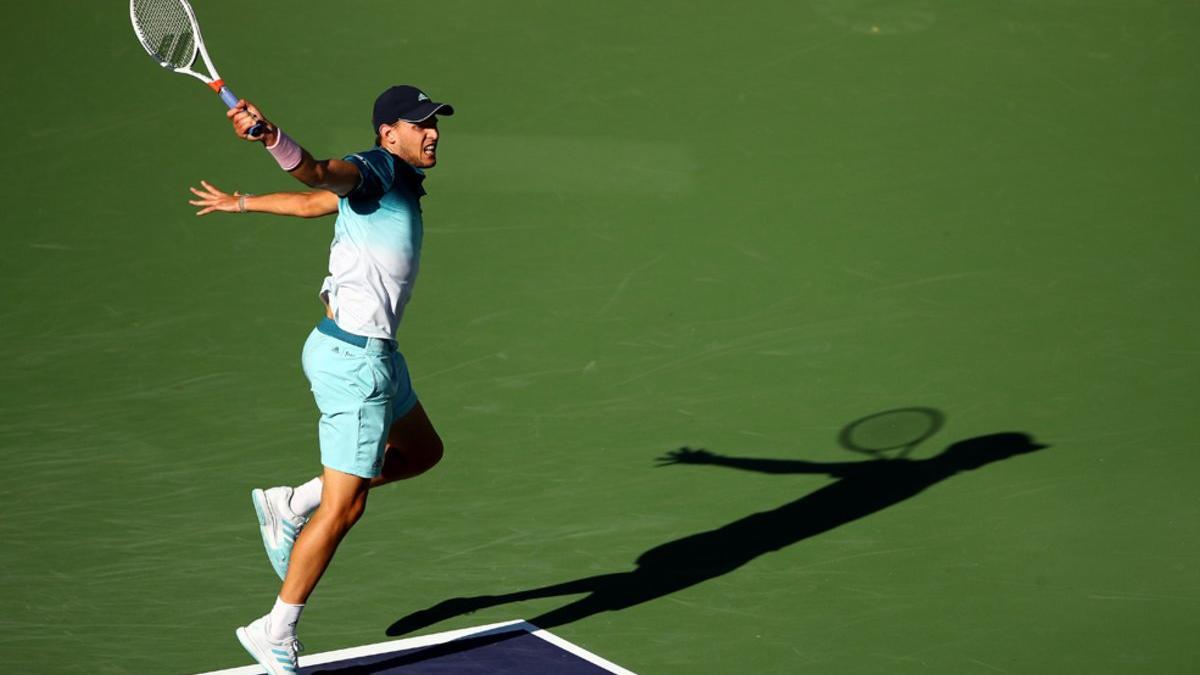 Dominic Thiem juega contra Roger Federer durante la final masculina individual del BNP Paribas Open en el Indian Wells Tennis Garden en Indian Wells, California.