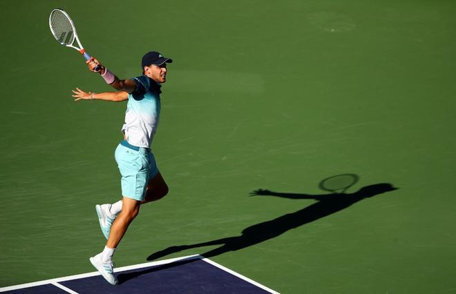 Dominic Thiem juega contra Roger Federer durante la final masculina individual del BNP Paribas Open en el Indian Wells Tennis Garden en Indian Wells, California.