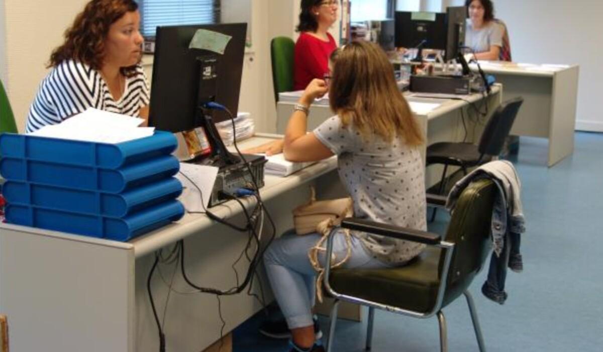 Personal de Cogami en plen jornada laboral con una usuaria