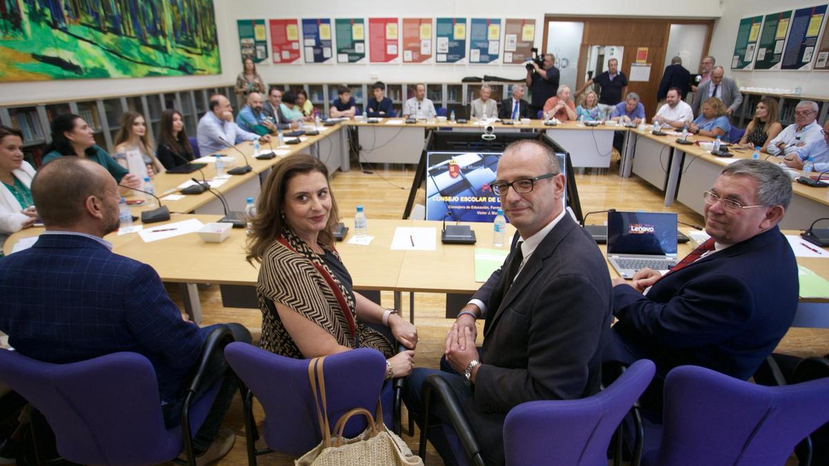 El consejero de Educación, Víctor Marín, durante el pleno del Consejo Escolar de la Región, este miércoles.