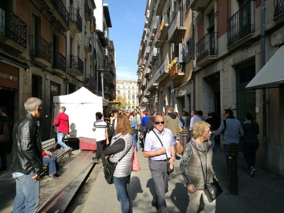 Milers de persones omplen el Barri Vell de Girona per Tots Sants