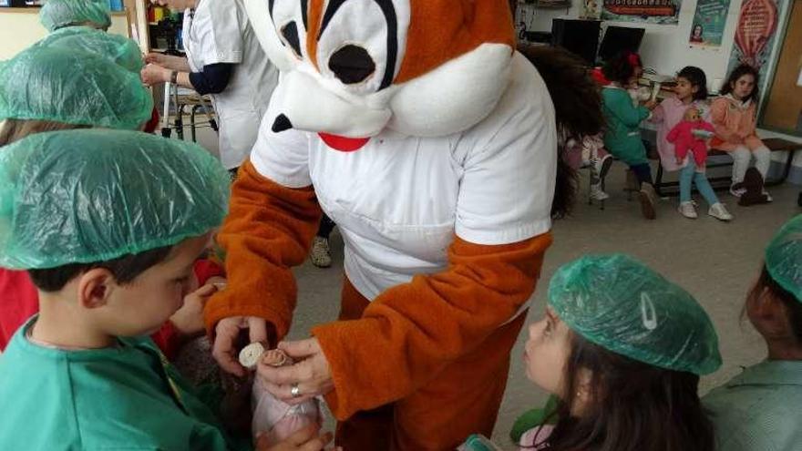 Los niños de la escuela de Verducido interactúan en el taller. // FdV