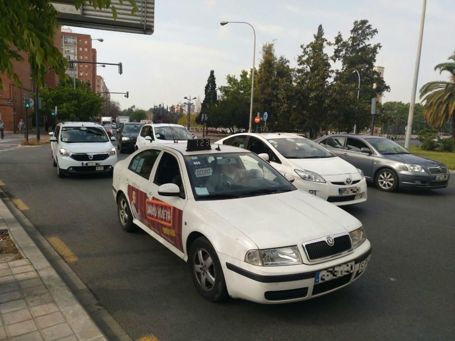 Los taxis comienzan a congregarse frente al Complejo Administrativo 9 d'Octubre de València.