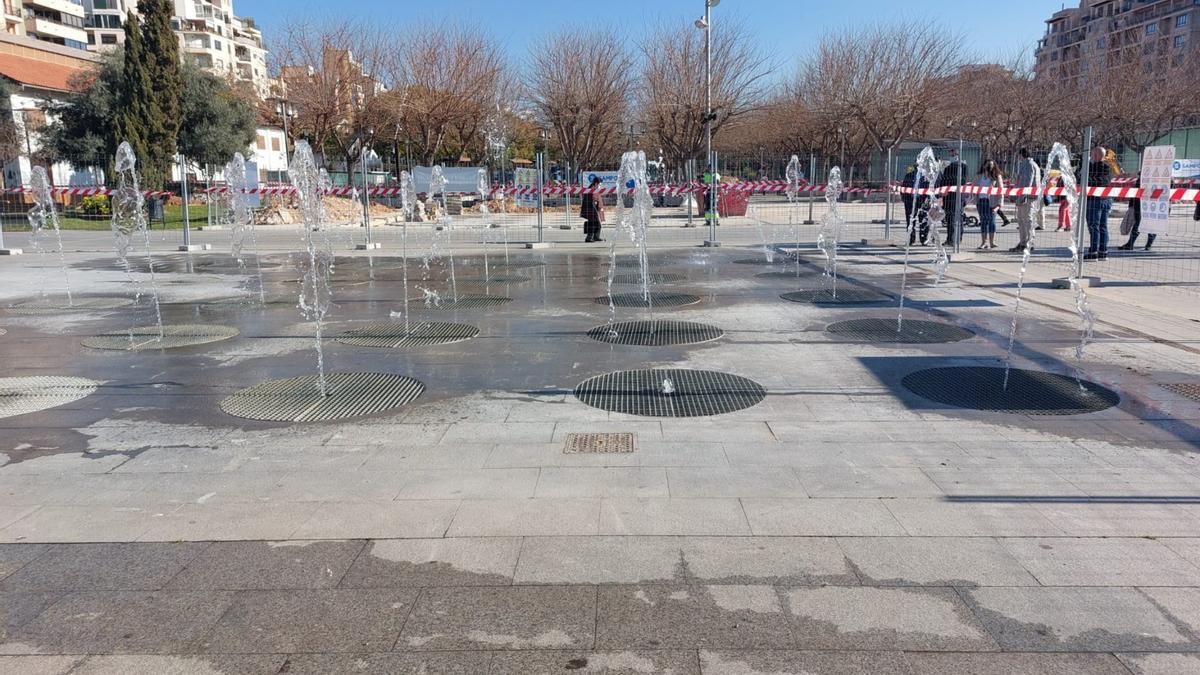 Una parte de la fuente del Parc de les Estacions se ha puesto en marcha esta mañana en período de pruebas.