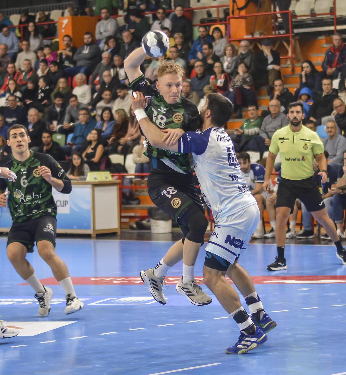 El central húngaro y exjugador del Frigoríficos, Rajmond Toth, en una acción del partido de ayer defendido por Santi López.