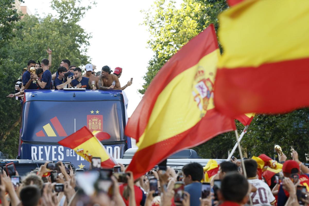 Los jugadores de la selección española a su paso por la calle Princesa de Madrid