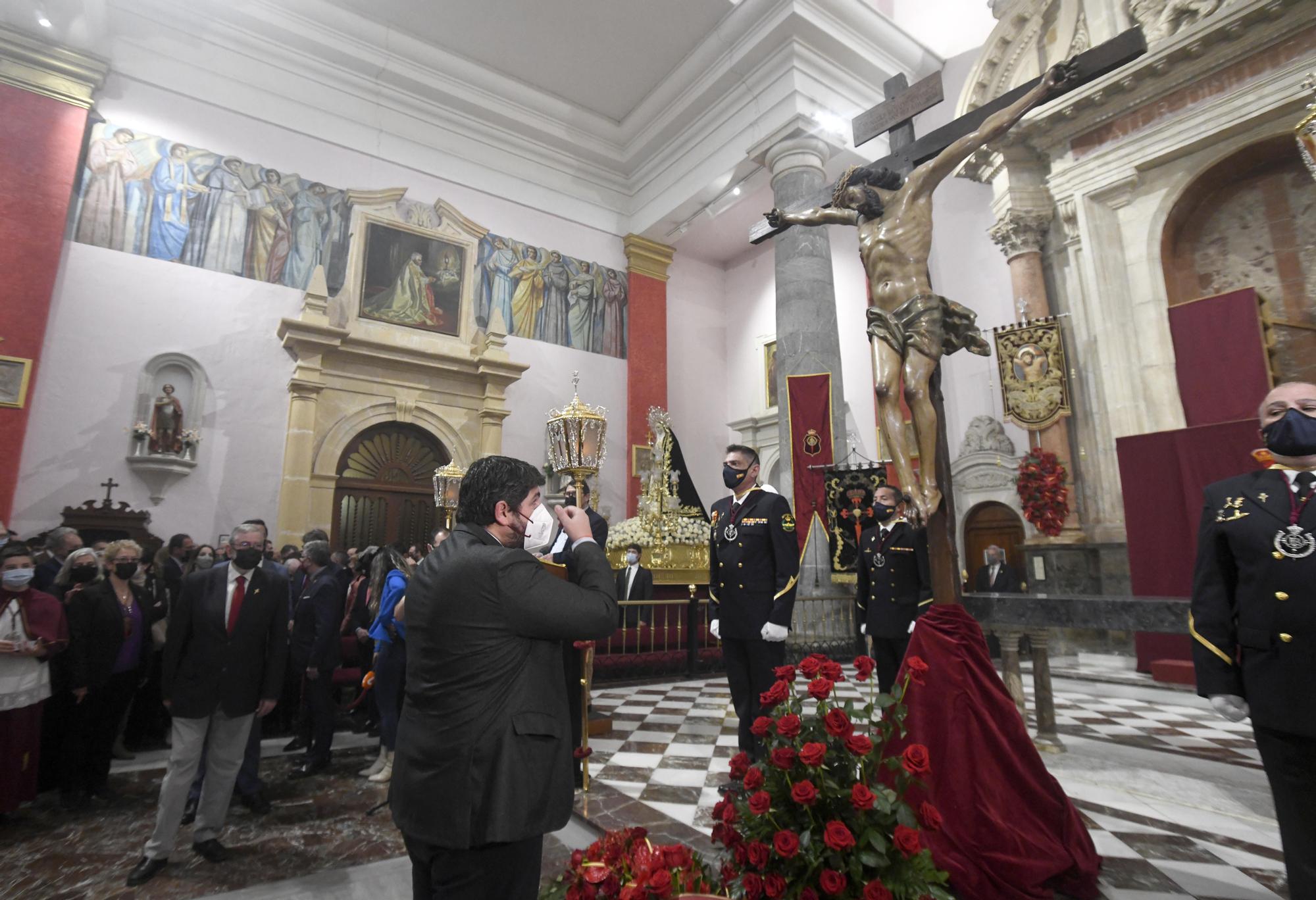 Descendimiento y besapiés del Cristo del Perdón en Murcia