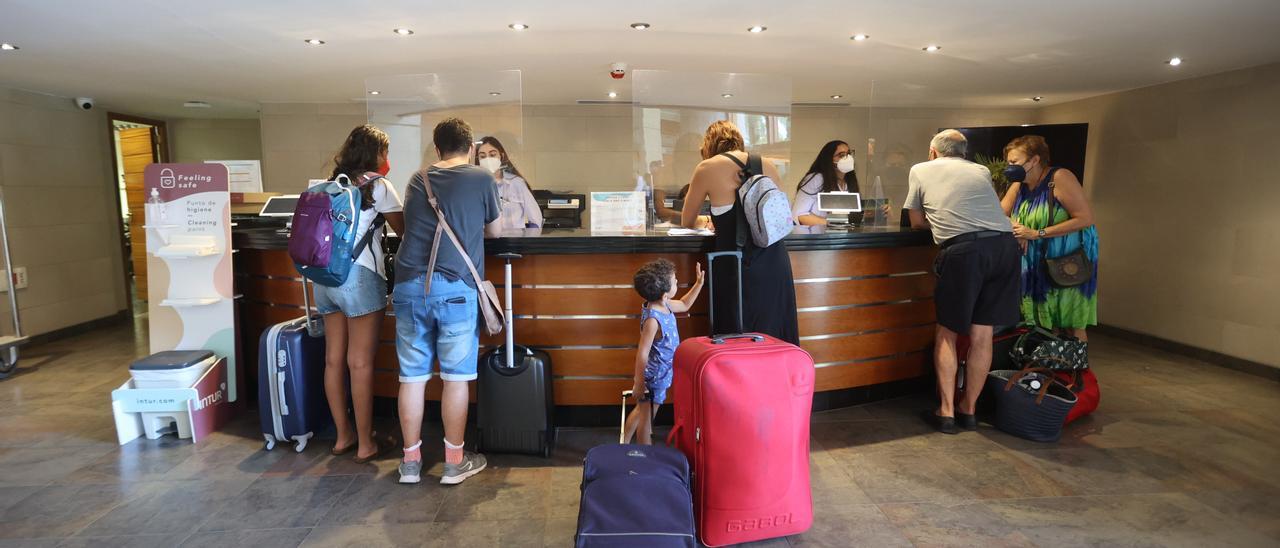 Imagen de la recepción de un hotel de Benicàssim, este verano.