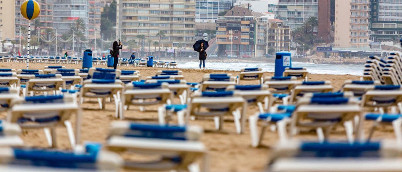 Hamacas vacías en la playa de Levante de Benidorm, que ha vivido un puente pasado por agua.