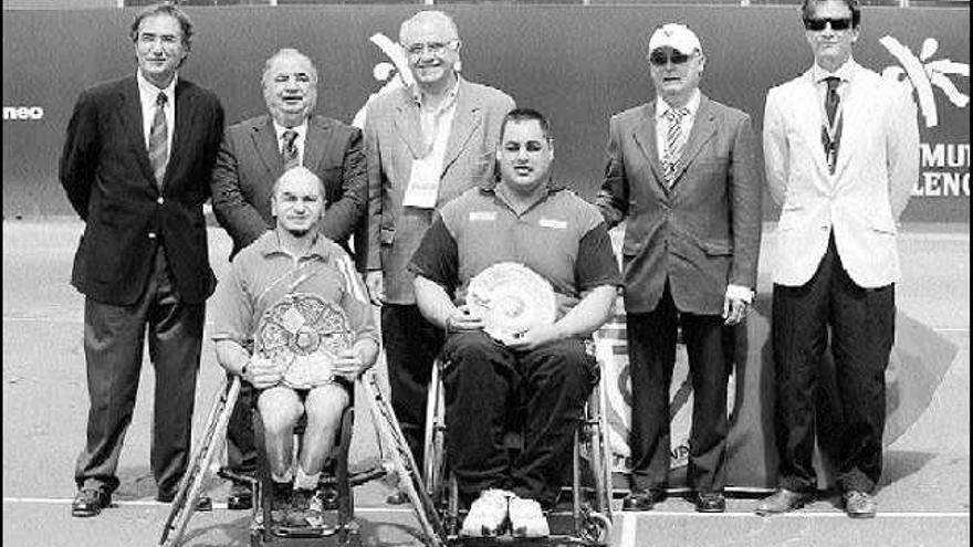 Iván da Silva, a la derecha, con el trofeo que le acredita como ganador del Open de Valencia de tenis en silla de ruedas.